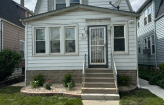 5204 N LUDLAM