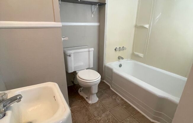 1 bed, 1 bath, $895, Unit 612 Guilford Ave Unit A