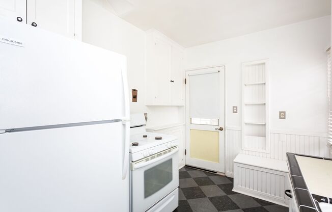 2 beds, 1 bath, $2,995