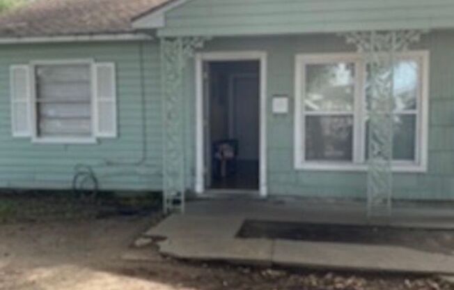 4 bedroom Single Family Home with yard