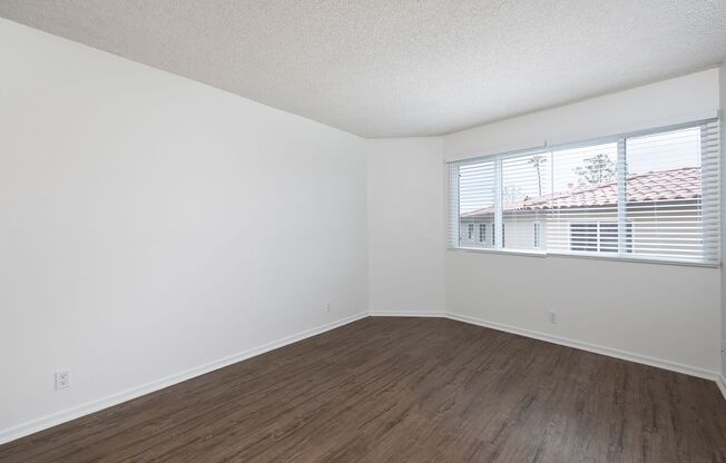 2 beds, 2 baths, 987 sqft, $2,895, Unit 40-10