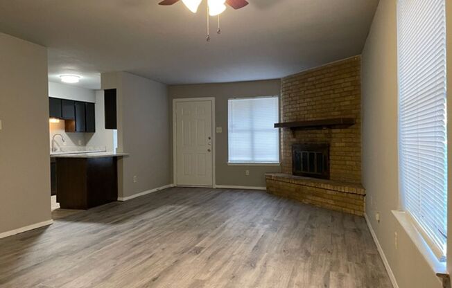 919-921 West Rochelle Road