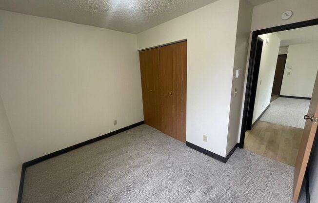 2 beds, 1 bath, $810, Unit 30