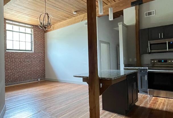 2 beds, 2 baths, 953 sqft, $1,848, Unit Bay 5 Unit 221