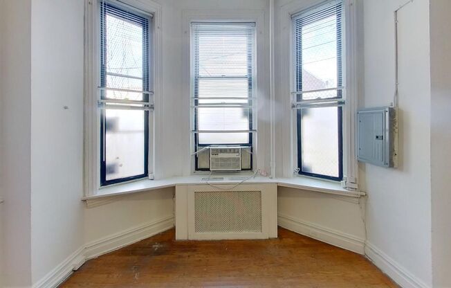 Studio, 1 bath, 450 sqft, $1,049, Unit 42-1R