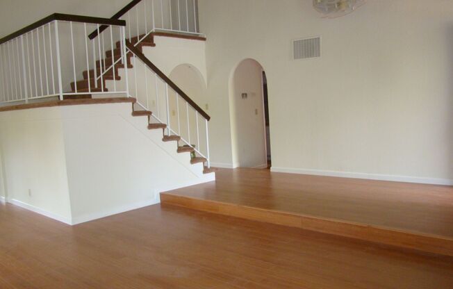 5-Bedroom, laminate floors, new carpet, 1 bedroom downstairs