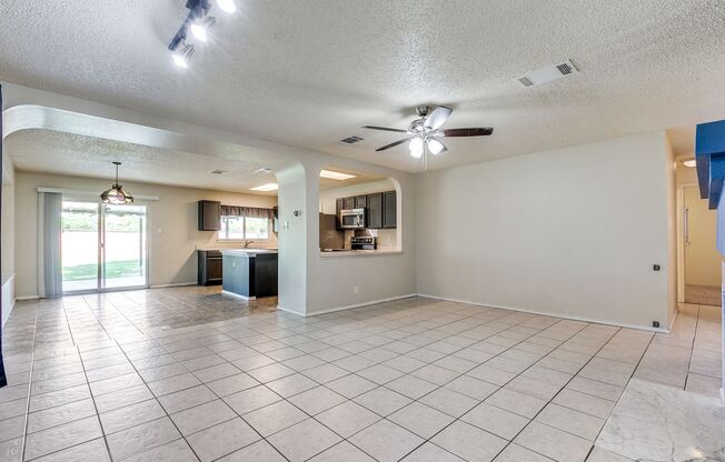 BEAUTIFUL SINGLE-STORY HOME IN REGENCY MEADOW NEAR UTSA