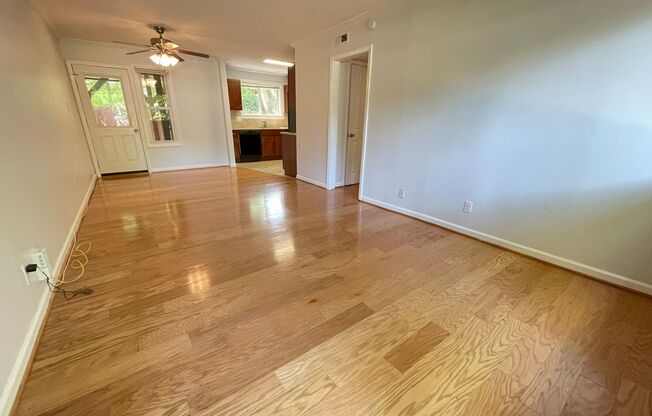 Sweet Spot in Carrboro! Inviting, updated 3br 2ba condo...Walk to Weaver St. & minutes to UNC