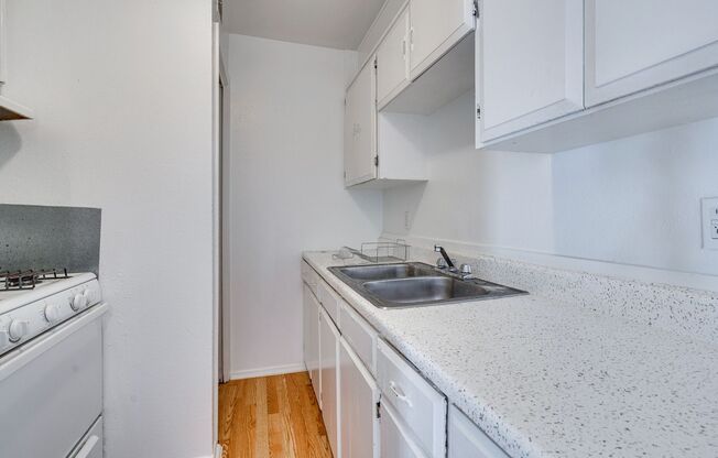 2 beds, 1 bath, 750 sqft, $875, Unit K713 - 307 - 205