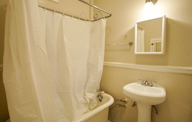 Studio, 1 bath, $1,125, Unit 06