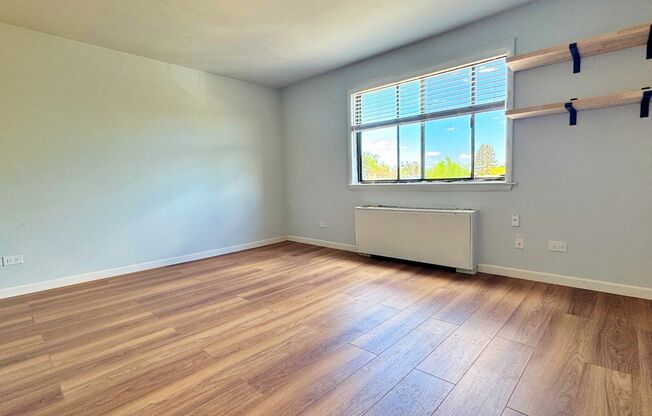 Fully Remodeled Sunny & Quiet Top Floor Studio in Congress Park with Pool Close to Denver Botanic Gardens