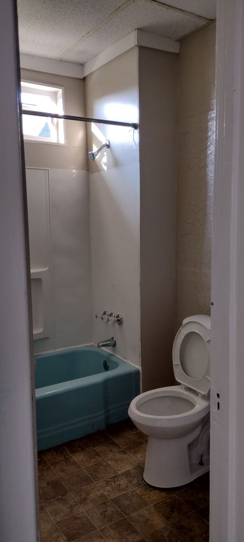 3 beds, 1 bath, $1,400, Unit 3