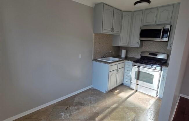 208 W 90 ST