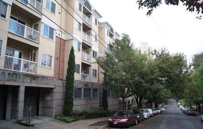 2 beds, 1 bath, 784 sqft, $1,595, Unit GHP310