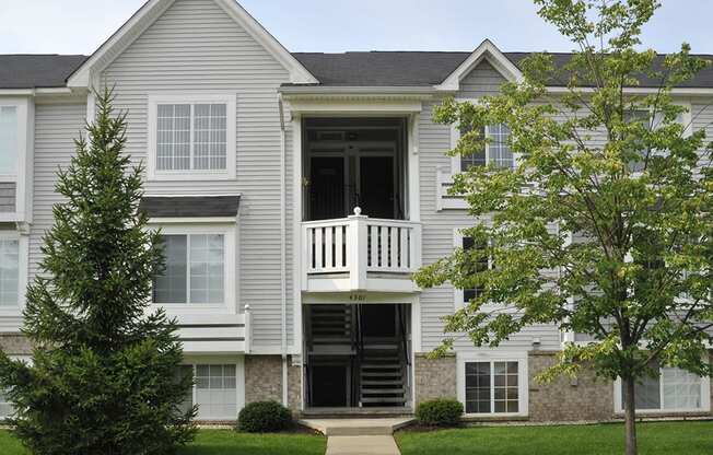 Walking Paths to Apartments at LakePointe Apartments, Batavia, OH, 45103