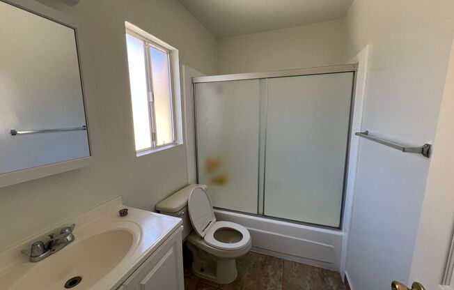 2124 N SANTA FE AVE