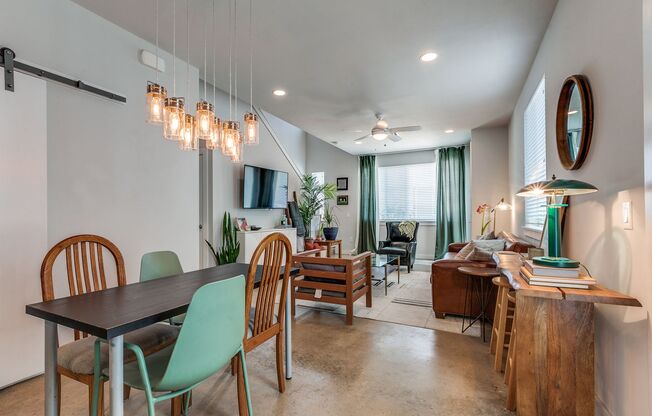 CONTEMPORARY SOUTHTOWN 2-BEDROOM TOWNHOME