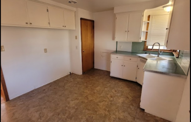 3 beds, 1 bath, $1,250