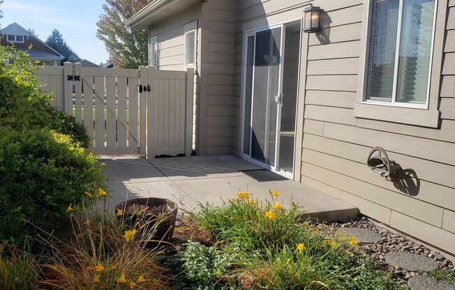 Liberty Lake Community-Rocky Hill 3 bedroom 2.5 bath townhome end unit with fenced in side yard.