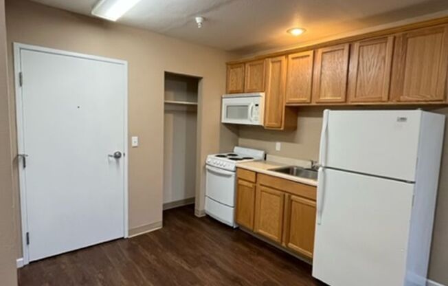 1 bed, 1 bath, 400 sqft, $1,215, Unit 44