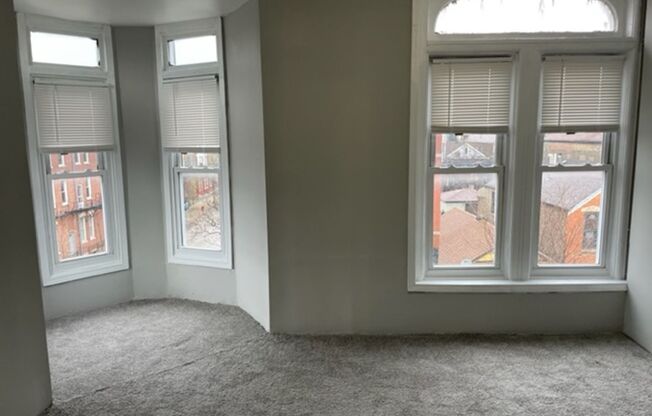 3 beds, 1 bath, 1,100 sqft, $1,700, Unit 3F