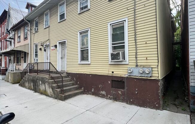 2 beds, 1 bath, $1,100