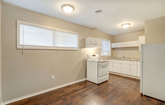 3 beds, 1 bath, $1,800, Unit 1535