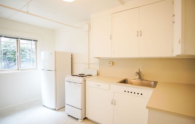 Studio, 1 bath, $995, Unit 10