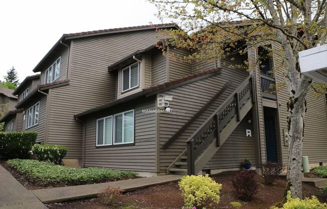Murray Hill Ground Level Condo! Club House w/Pool & Fitness Center!