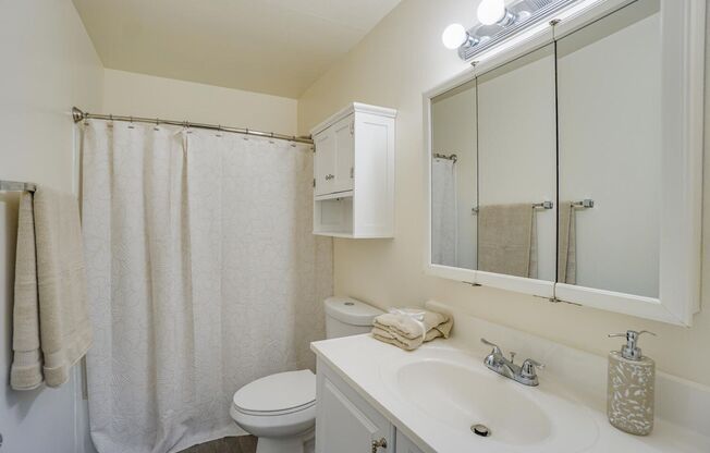 2 beds, 2 baths, 839 sqft, $1,845, Unit 25*