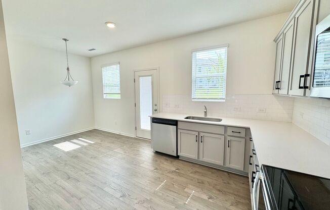 BEAUTIFUL 3BD/2.5BTH Townhome - MALLARD CREEK - Move In Ready