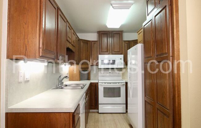 Rancho Bernardo, 12543 Caminito De La Gallarda - Walk to shopping!
