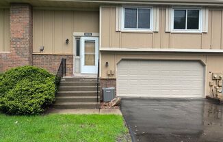 3bd townhome in great Woodbury location. Available 6/1