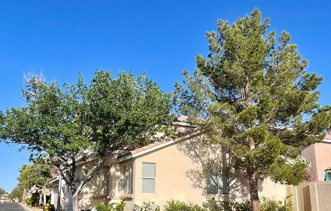 Beautiful 3 Bedroom Home in Silverado Ranch/Community Pool