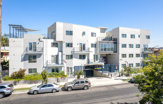 1 bed, 1 bath, 720 sqft, $2,395