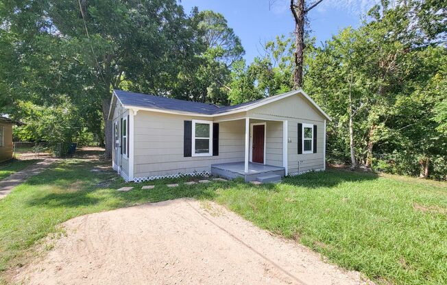 Beautifully renovated and upgraded 4-bedroom, 2-bath home located in Angleton, Texas. This property has been fully rehabbed with modern updates throughout, offering a clean, comfortable, and move-in-ready living environment. The home features a spacious l