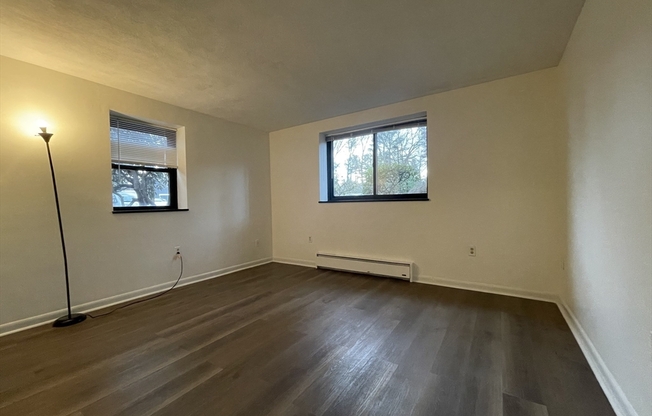 2 beds, 1 bath, 700 sqft, $2,400, Unit E1