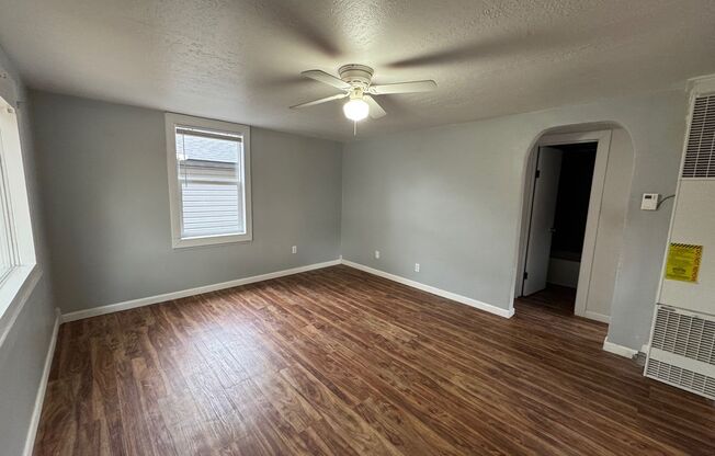 2 beds, 1 bath, $1,100