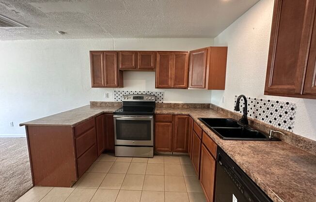 2 beds, 1 bath, 700 sqft, $1,700