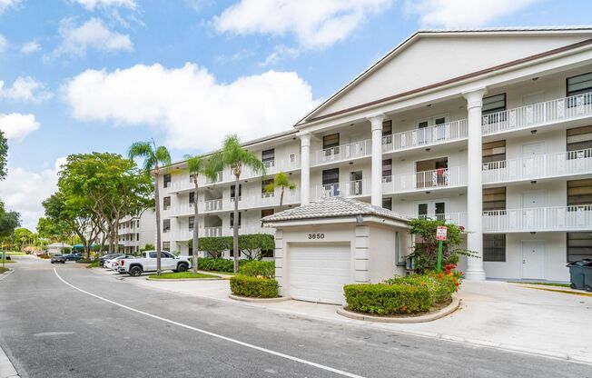 Spacious 2BR/2BA Condo at Whitehall - West Palm Beach