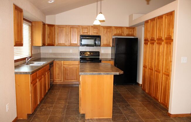 Stunning Modern Condo in Prime Fort Collins Location  ***Winter Move in Special- $500 Off First Month's Rent!!***