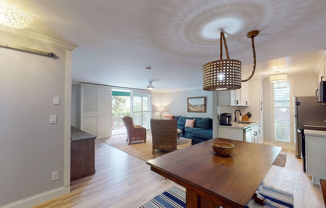 Gorgeous, Warm, Opulent Living With A Fabulous Feel~ 2 Bedroom / 2 Bathroom!