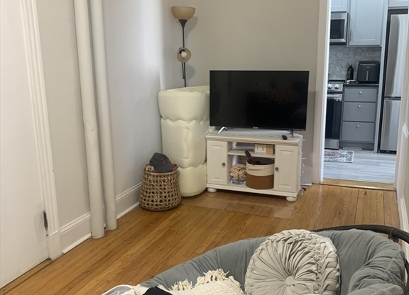 3 beds, 1 bath, $4,500, Unit 51