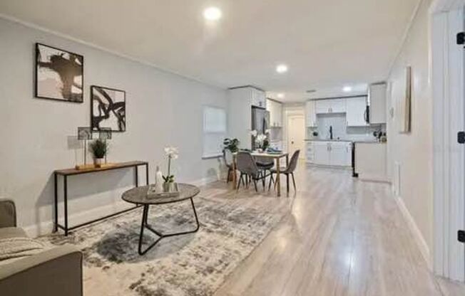 Charming 2-Bed, 2-Bath Craftsman-Style Bungalow near Orlando's Creative Village!