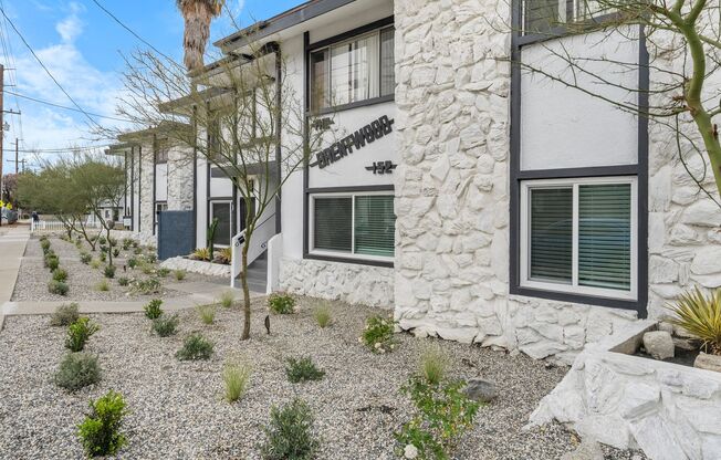 150 E La Verne-Upstairs 1 Bed 1 Bath with In Unit Laundry and Parking Spot Available!