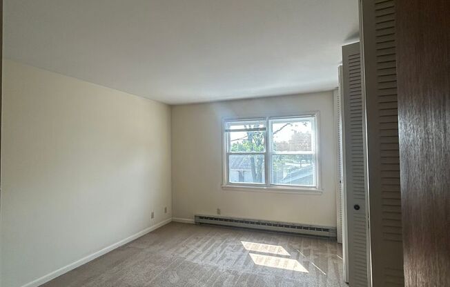 1 bed, 1 bath, 640 sqft, $925, Unit 2330 Northwestern Ave #07