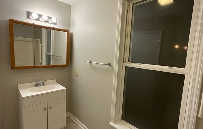 2 beds, 1 bath, $895, Unit 504 12th Street Down