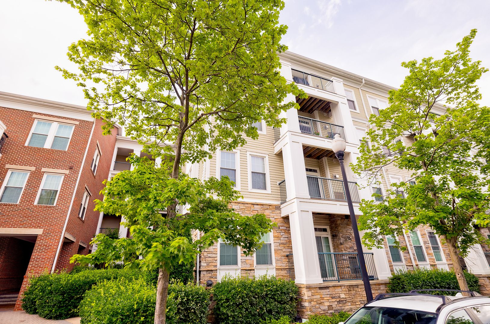 Partially Furnished Elegant 2BD Condo with Unbeatable Access & Premium Features in Arlington w/ Parking!