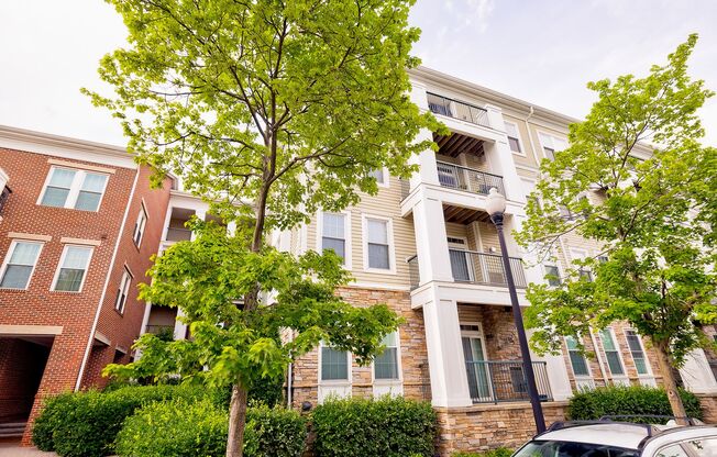 Partially Furnished Elegant 2BD Condo with Unbeatable Access & Premium Features in Arlington w/ Parking!