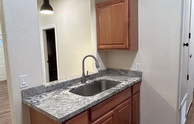 2 beds, 1 bath, $1,250, Unit Fremont332-B